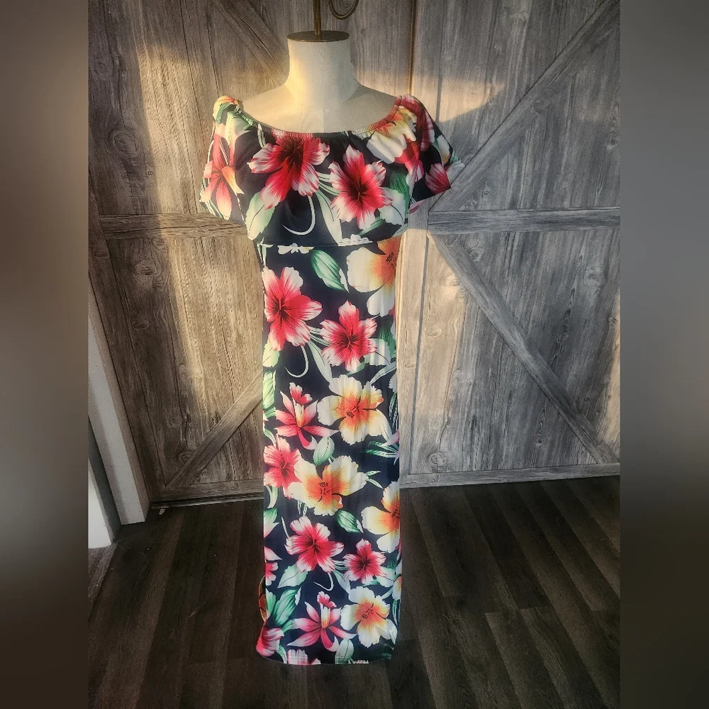 Hawaiian Off-Shoulder Maxi Dress - Picture 2 of 9